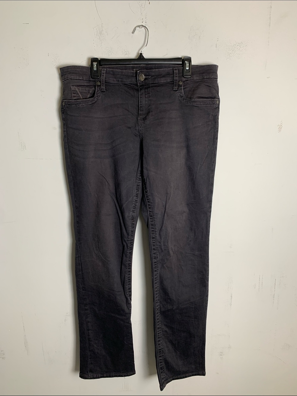 Kut from the Kloth Women's Straight-Leg Jeans in Washed Black